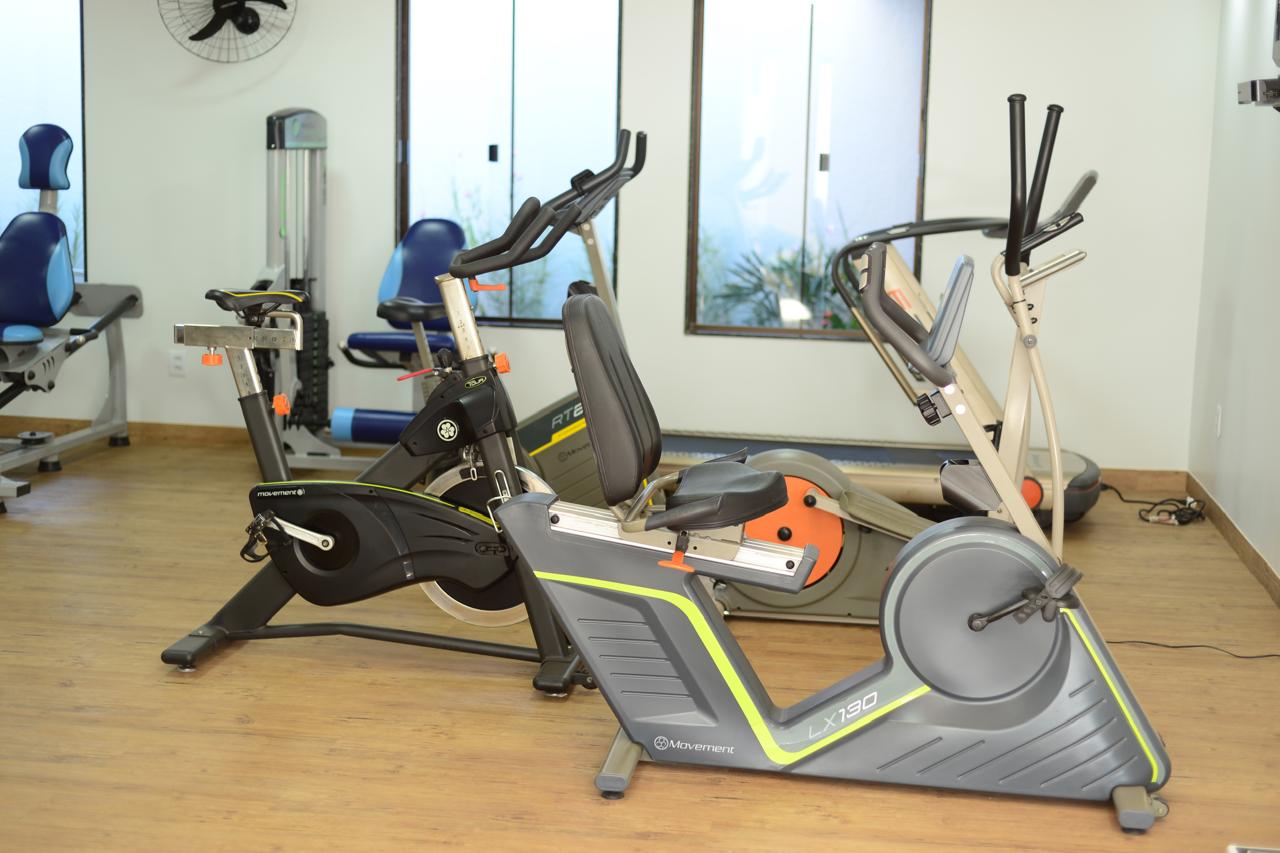 Academia da Fisio Aquática com equipamentos de musculação